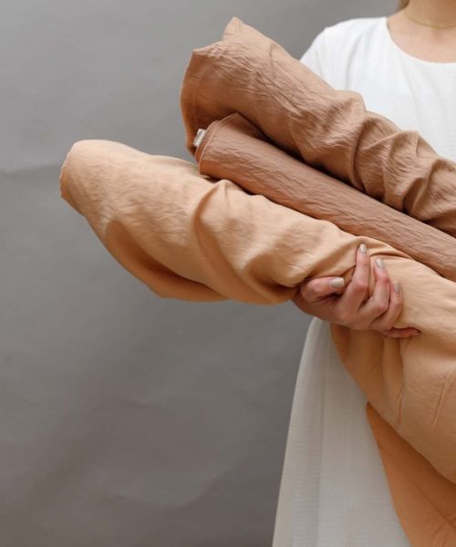 business-woman-holding-fabric-rolls-working-at-te-7HVXYKL-1024×683 business-woman-holding-fabric-rolls-working-at-te-7HVXYKL-1024x683