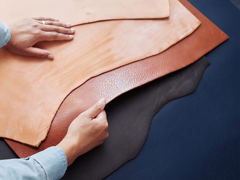 craftsman-choosing-leather-SR4MJDNa