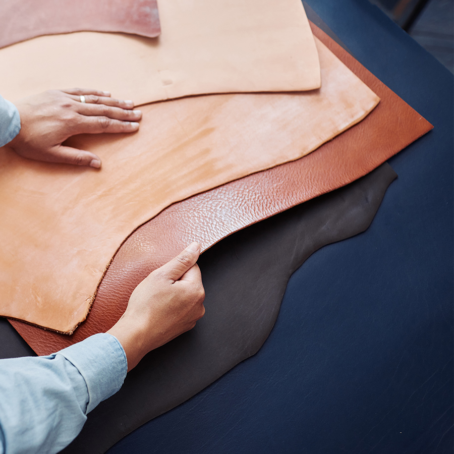 craftsman-choosing-leather-SR4MJDNa